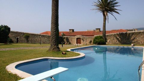 El castelo de Ameixenda cuenta con piscina con vistas al mar y una situacin en primera lnea de costa sobre un acantilado