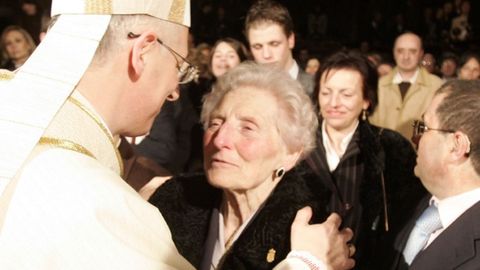 Alfonso Carrasco Rouco abraza a su madre tras ser consagrado obispo de Lugo en febrero del 2008. Detrs de la madre, est su otra hija, Mara Eugenia, la ahora fallecida. Su madre tambin falleci el pasado 3 de noviembre