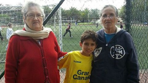 Yeremay, junto a su abuela Angelita (a la izquierda en la imagen) y su tía abuela Teresa