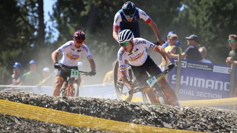 Alejandro García, con la selección española, en el Campeonato del Mundo júnior de MTB en Valnord (Andorra).