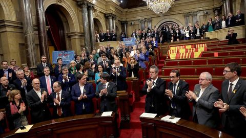 Los diputados de JxS y la CUP -sin los del PSC, PP y Cs, que se ausentaron- en el pleno que aprob en octubre del 2017 una resolucin que declaraba a Catalua un Estado independiente