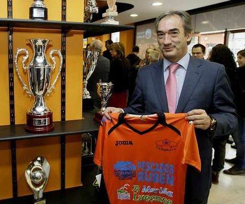 Lozano posa con una camiseta del Burela en la nueva sede.