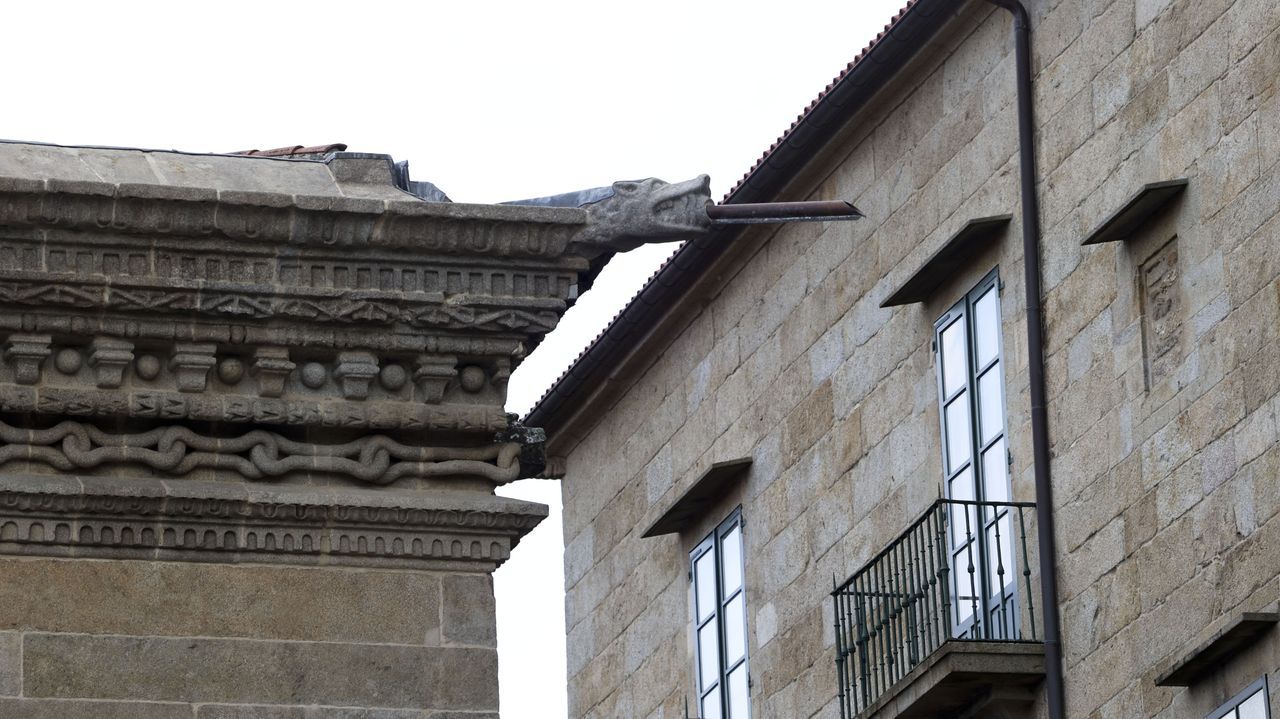 Detalle de una g�rgola en la esquina del Hostal dos Reis Cat�licos, frente al palacio Arzobispal. 
