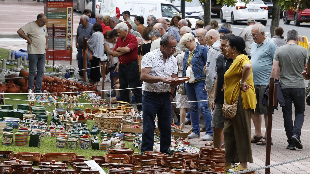 Pistoletazo de salida en las casetas de la Festa do Albario.La feria del Alfaroleiros en el parque Luis Seoane de Santa Cruz