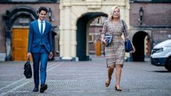 Sigrid Kaag y Rob Jetten, representantes del partido D66, llegando a La Haya para reunirse con Maritte Hamer