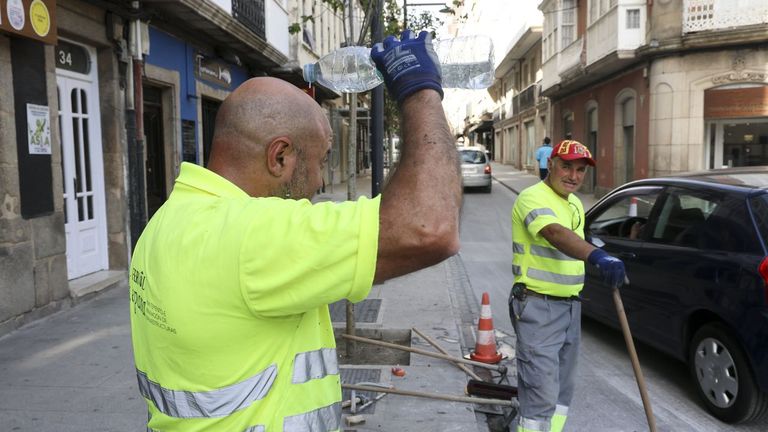 Trabajar a pleno sol con más de 30 grados en Ferrol: «Me vacío botellas de agua por encima»