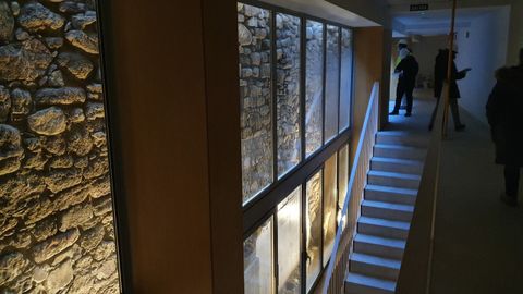 Vista de la muralla romana y medieval de O Parrote desde el mirador de primer sótano del número 6 de la calle de Santo Domingo donde se musealizó el monumento
