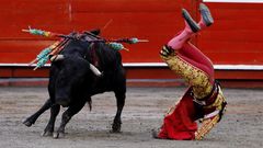El torero colombiano David Martnez cae al suelo mientras lidia un toro durante el segundo da de la Temporada Taurina de la Feria de Manizales, en Colombia