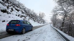 Nieve en la carretera de San Isidro en Asturias. ARCHIVO