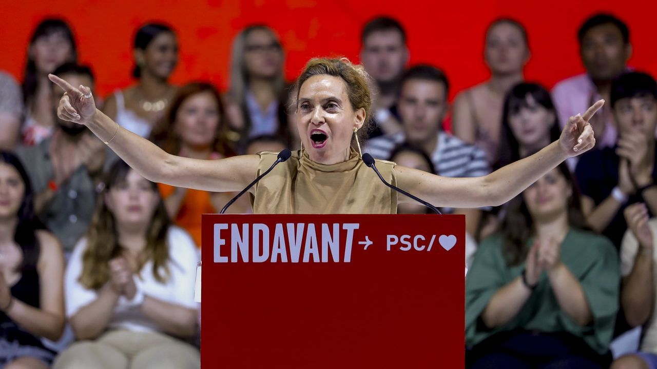 Carles Puigdemont dando un discurso.Meritxell Batet en un mitin del PSOE en Catalua.