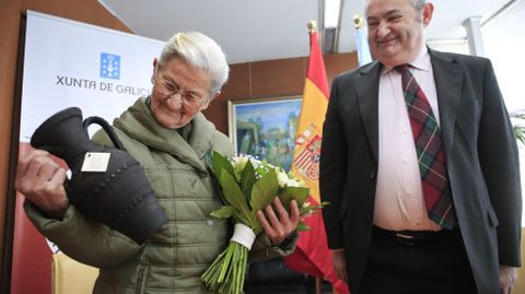 Benedicta Snchez, con una jarra de Gundivs que le entreg el delegado territorial de la Xunta en Lugo en un homenaje en Lugo el pasado dia 3