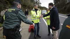 El delegado del Gobierno en Galicia saluda al alcalde de Cerdedo-Cotobade el pasado 26 de diciembre
