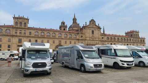 Las autocaravanas, estacionadas frente al Colegio del Cardenal
