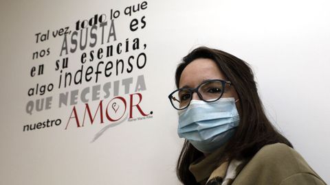 Teresa Prez, en su consulta de E-movere en Viveiro, ante un cartel inspirador