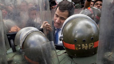 Guaid se enfrenta a dos agentes de la Guardia Nacional Bolivariana que le impedan el paso a la Asamblea Nacional