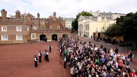 Una multitud congregada frente al palacio de Saint James, en Londres, donde se celebró la proclamación oficial de Carlos III como rey