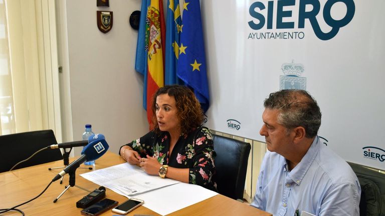Los concejales del PSOE de Siero, Noelia Macías y César Díaz
