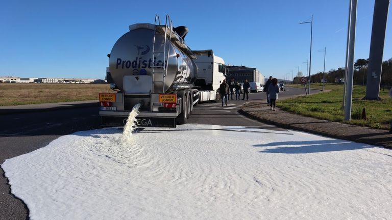 El lácteo intensifica sus protestas ante la renovación de unos contratos a la baja