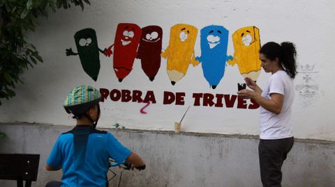 A festa da palabra.Un mural de homenaxe a Carlos Casares coas palabras mis fermosas do galego decora a praza de abastos da Pobra de Trives