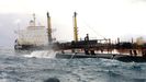 Las olas entraban el 14 de noviembre libremente por la parte ms hundida del petrolero