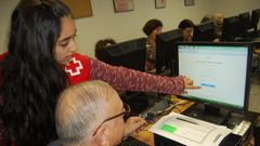 Imagen de archivo de un cuso digital para mayores con personal de Cruz Roja