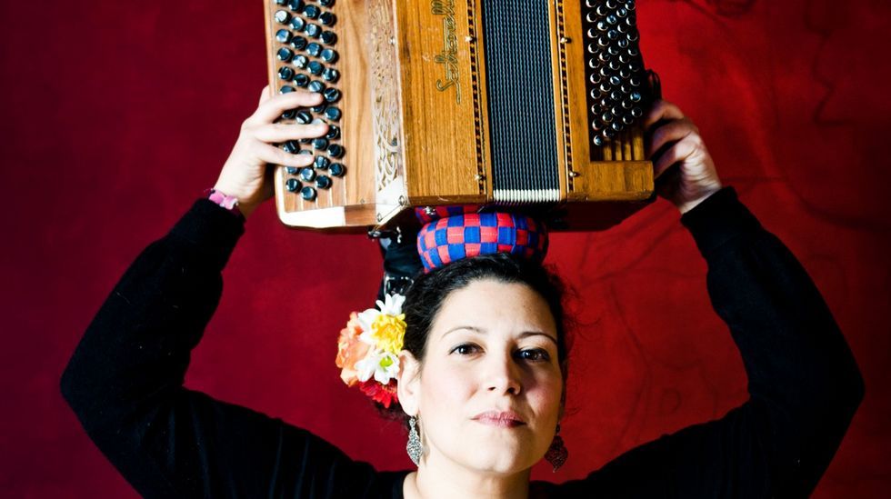 Bomberos y polic�as junto al cuerpo, tapado con una s�bana mientras lo examina la m�dico forense