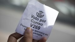 Ticket para votar por correo en una oficina de Madrid