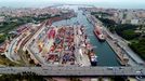 Vista aérea de una de las terminales de contenedores del puerto portugués, atravesada por el ferrocarril.