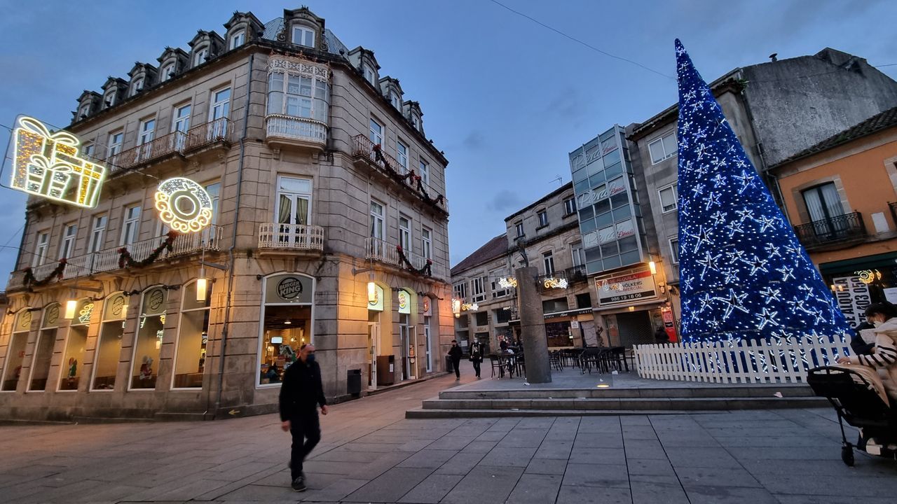 Dos bomberos, en el lugar del accidente, ocurrido en la AP-9 a la altura de Vilaboa