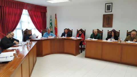 El alcalde preside un pleno en el que aprobó la adhesión de Quiroga al pacto de alcaldes por el clima y la energía, en marzo del 2020
