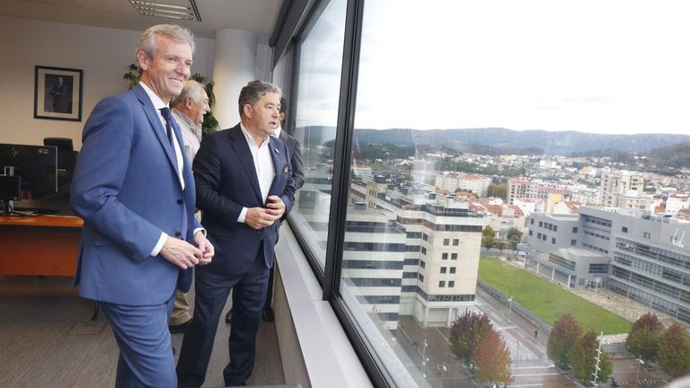 El presidente de la Xunta, Alfonso Rueda, con el alcalde, Fernández Lores en la sede de la Xunta en Pontevedra
