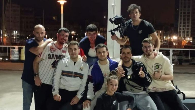 El director Luismi Pantiga triunfa con «Flores del cemento», una oda a Gijón de «cine quinqui»