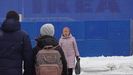 Ciudadanos rusos caminan frente a una antigua tienda de Ikea en Moscú