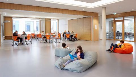 Imagen de un colegio escandinavo, donde las aulas han dado paso a espacios de aprendizaje
