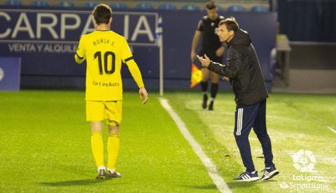 Cuco Ziganda Real Oviedo Ponferradina El Toralin.Cuco Ziganda da indicaciones a Borja Snchez desde la banda