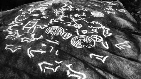 Detalle retocado a ordenador para apreciar mejor los petroglifos de Campo Lameiro