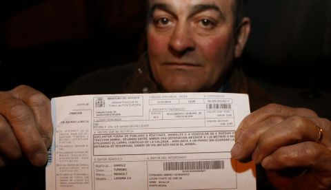 Fernando Miniño, ayer con la polémica multa por adelantamiento indebido a un perro.