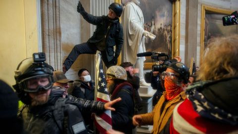 Los trumpistas camparon a sus anchas por los pasillos del Congreso