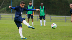 Rocha Requexon Real Oviedo.Rocha golpea un esf�rico durante un entranmiento