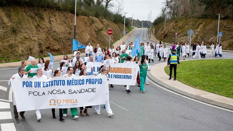 El paro de médicos remata en Pontevedra con una manifestación: «Sin solución se acaba la vocación»