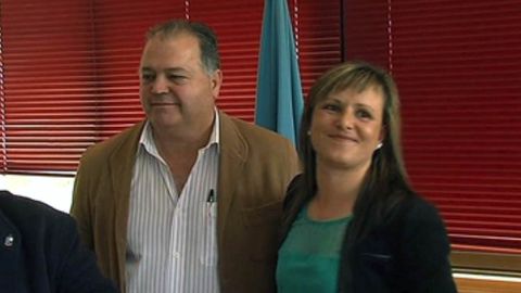 La exalcaldesa de Ponga Mercedes Traviesa con su predecesor
