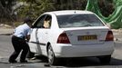 Un policía israelí analiza el coche del tirador