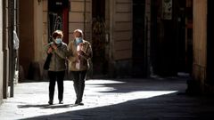  Una pareja camina por el centro de Barcelona, este martes, cuando el gobierno cataln prepara nuevas medidas para tratar de frenar el aumento de contagios 