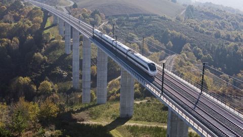 Tren Avant circulando por la línea de alta velocidad entre A Coruña, Santiago y Ourense