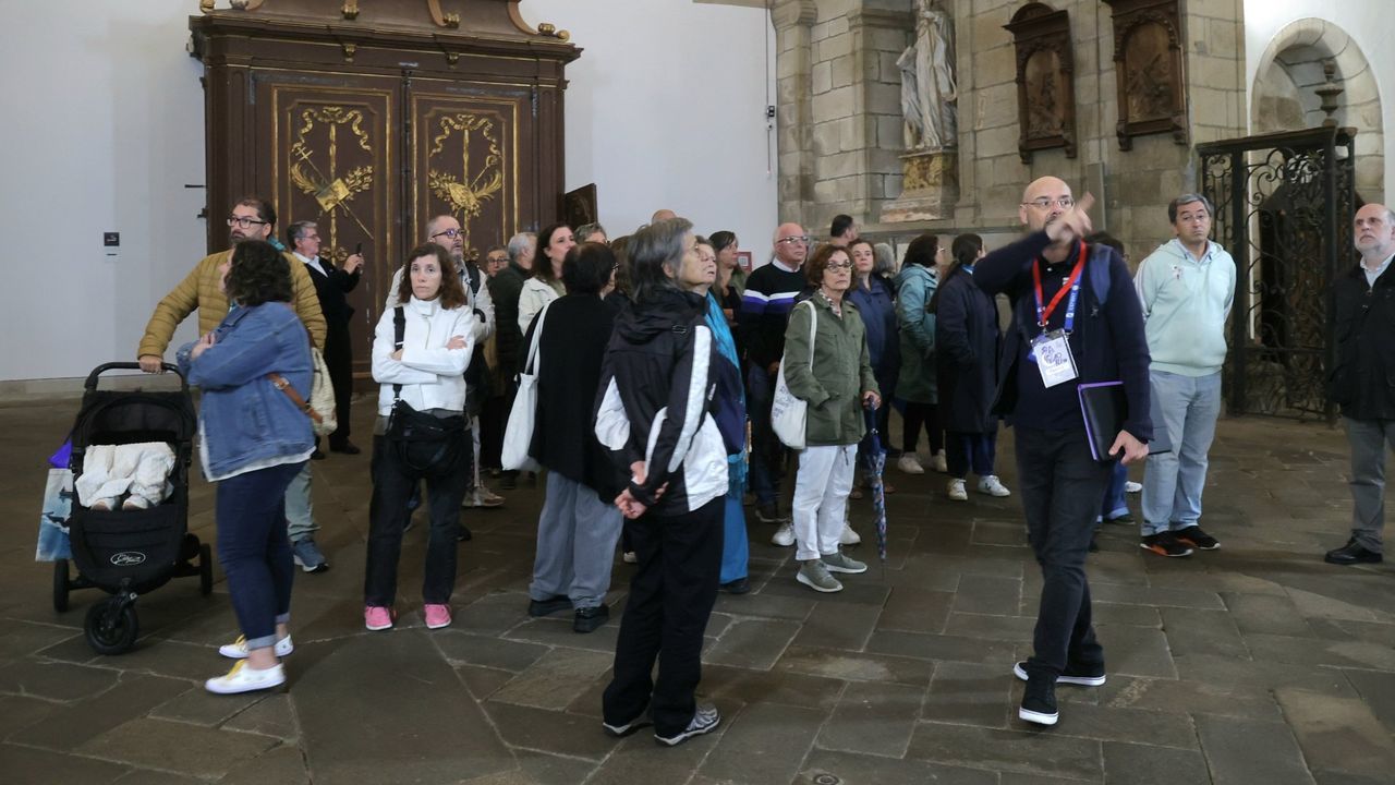 Ave Crunia recrea el pasado romano de la ciudad en la torre de H&eacute;rcules.Visita guiada a San Marti&ntilde;o Pinario durante la Noite do Patrimonio del 2025