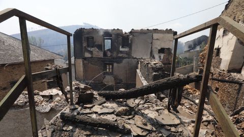 Cimientos de la casas tras el paso de las llamas.