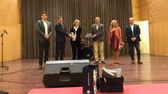 A escritora luguesa Marina Mayoral recibe o premio Jos Luis Alvite de xornalismo de mans do conselleiro de Cultura, Romn Rodrguez, nun acto celebrado na vila natal da autora, Mondoedo, no auditorio Pascual Veiga.