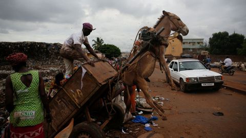 Un hombre descarga la basura que transporta en su carro en una estacin de transferencia de desechos en Mali. 