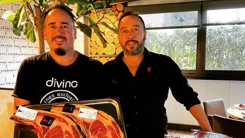 Leo y Jos� Luis Cao con dos chuletones en el resturante�Divino Steak House
