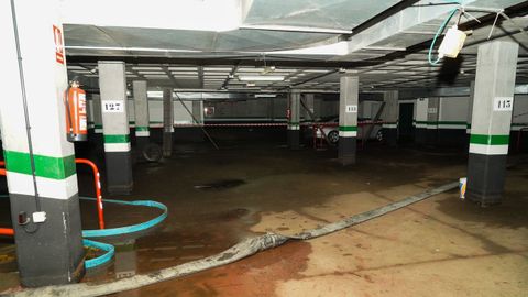 El garaje del edificio de la calle Luis Pita contina con restos de agua este martes, tras la inundacin sufrida el lunes por rotura de una tubera durante las obras en un solar prximo
